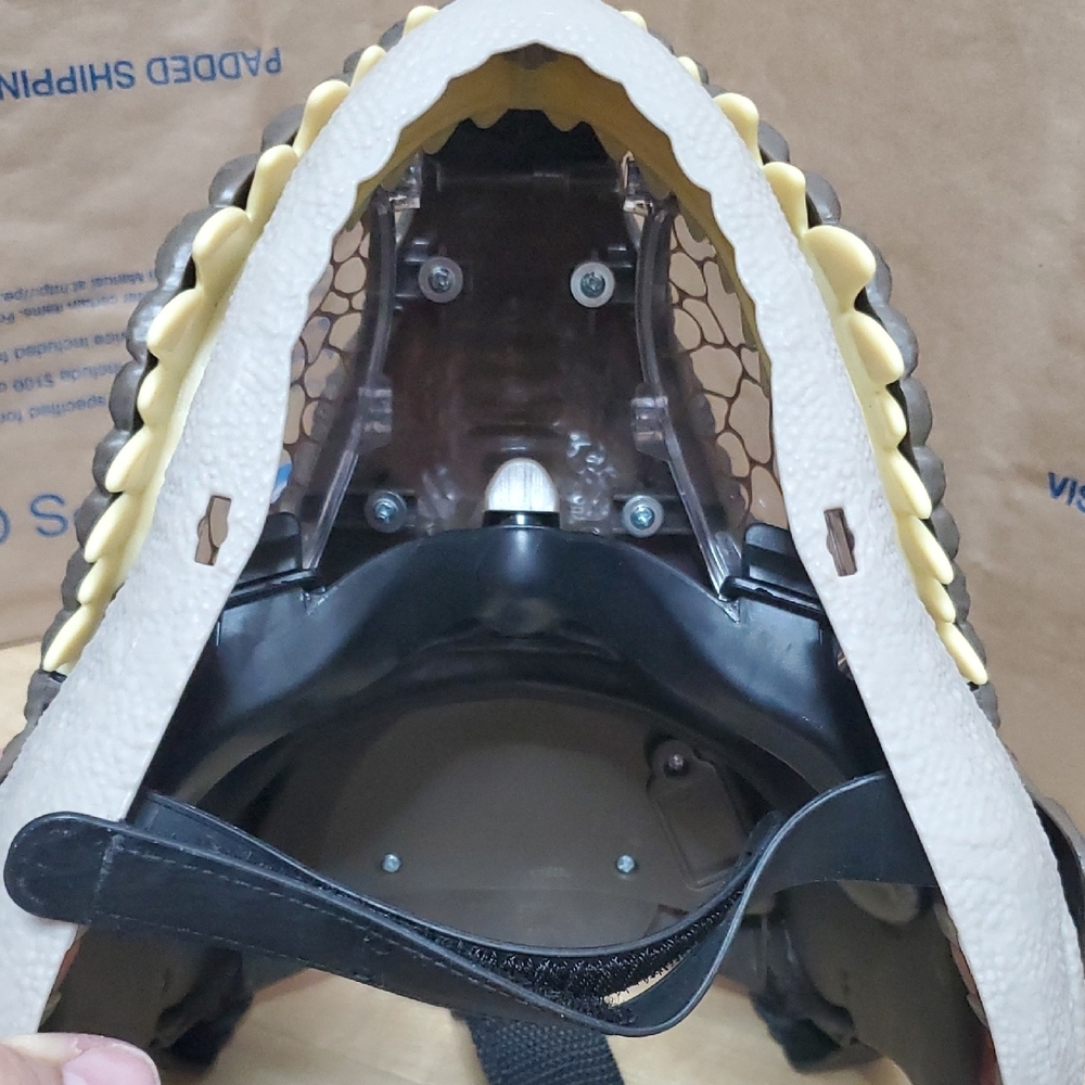 Mattel Dinosaur Mask with Yellow Eye - Picture 10 of 13